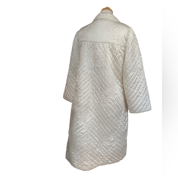 Vintage 80’s white floral quilted midi length robe size L - Picture 3 of 4